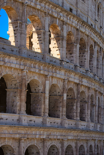 2017 09 04 - Coliseo de Roma en Italia un día de primavera en abril - Foto, imagen