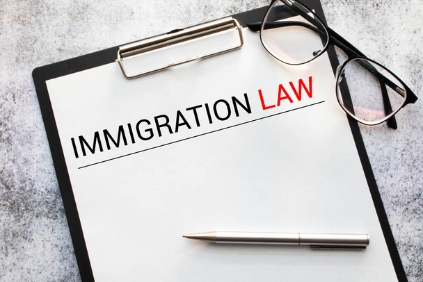 Libro con parole Immigrazione Legge e bicchieri - Foto, immagini