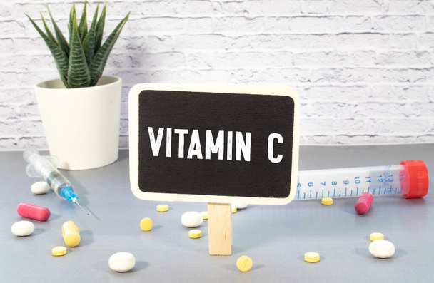 formula chimica di Vitamina C su una lavagna. - Foto, immagini