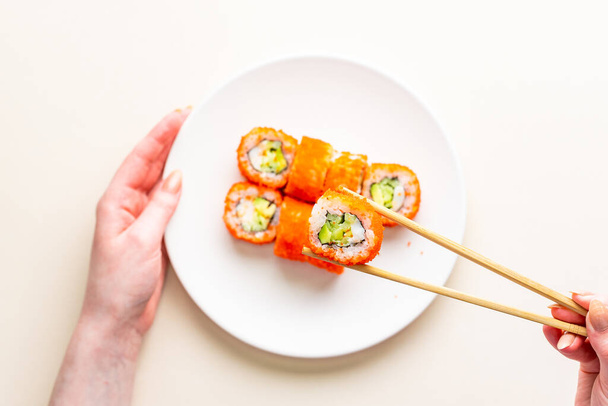 Draufsicht auf klassisches japanisches Essen Sushi - Foto, Bild