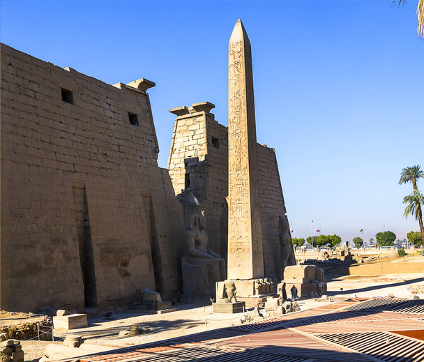 Luxor Temple to egipski kompleks świątyń położony w mieście Luxor (starożytne Teby) i został założony w 1400 pne. Dostęp do świątyni jest groblą wyłożoną sfinksami.Pierwszy Pylon o wysokości 24 m został zbudowany przez Ramzesa II. - Zdjęcie, obraz