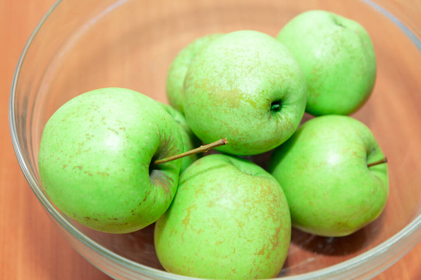 Golden Delicious Apple in the Glass Bowl (en inglés). Frutas saludables para la alimentación diaria - Foto, imagen