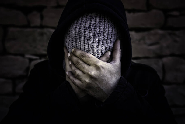 Maskovaný problémový muž, vandalismus a zločin, útočník - Fotografie, Obrázek