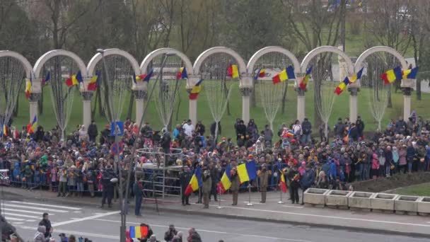People gathered at the Romanian National Day parade in Alba Iulia - Felvétel, videó