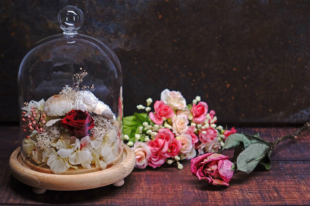 Wieczność czerwone róże i białe kwiaty hortensji w kryształowej kopule do dekoracji pokoju w Walentynki. DIY (Zrób to sam) suszonych kwiatów, Pomysł na wnętrze pokoju. Selektywne ustawianie ostrości z przestrzenią do kopiowania - Zdjęcie, obraz