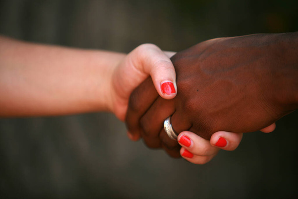 negro macho y blanco hembra apretón de manos - Foto, imagen