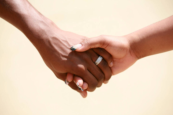czarny mężczyzna i biały samica uścisk dłoni - Zdjęcie, obraz