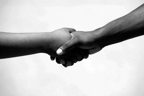 fekete férfi és fehér női kézfogás, fekete-fehér - Fotó, kép