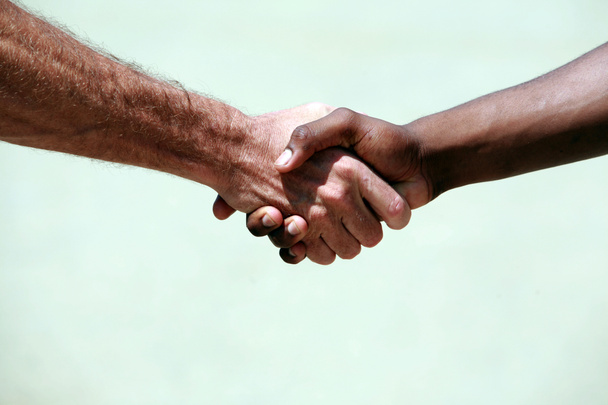 Kint fehér férfi és afro-amerikai férfi kézfogás - Fotó, kép