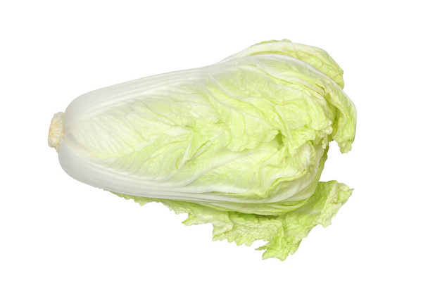 Laitue fraîche isolée sur un fond blanc, élément des nutriments sains des aliments et concept d'ingrédient végétal aux herbes  - Photo, image