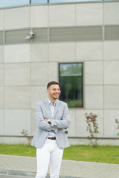 Schöner und attraktiver Geschäftsmann lacht außerhalb des Unternehmens - Foto, Bild