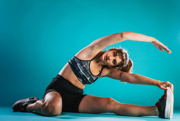 Retrato de corpo inteiro de jovem caucasiana fazendo exercício de ioga contra fundo branco isolado - Foto, Imagem