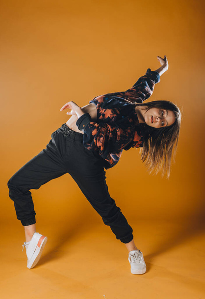 Flexible joven bailarina realizando un elegante movimiento de baile - Foto, Imagen