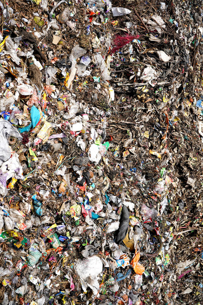 Vuilnisberg, grote vuilnishoop, stapel stank en giftig residu. Dit afval komt uit stedelijke gebieden, industriegebieden..  - Foto, afbeelding