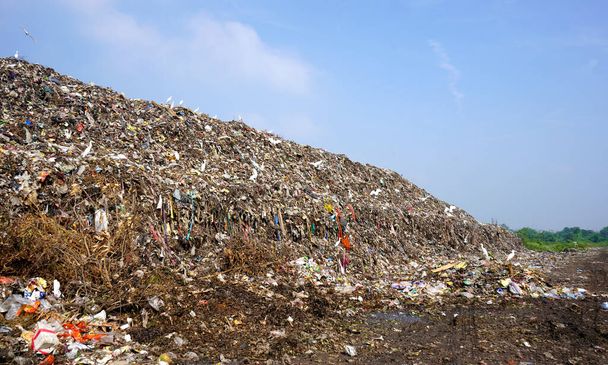 Montanha de lixo, grande pilha de lixo, pilha de fedor e resíduo tóxico. Estes lixo vêm de áreas urbanas, áreas industriais.  - Foto, Imagem