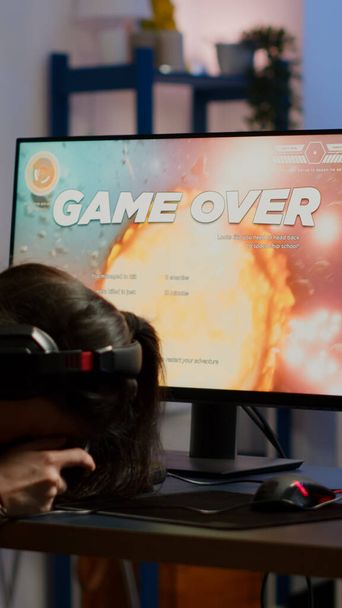 Pro gamer γυναίκα χάνει χώρο shooter βίντεο παιχνίδι ανταγωνισμού - Φωτογραφία, εικόνα