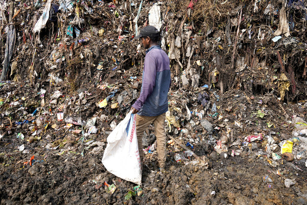 AMRAVATI, MAHARASHTRA, INDIA, October 12,  2020 : Unidentified rag pickers search for recyclable material in the garbage. - Foto, Bild