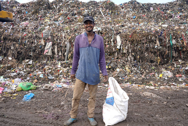 AMRAVATI, MAHARASHTRA, INDIA, 12 oktober 2020: Niet-geïdentificeerde lompenplukkers zoeken naar recycleerbaar materiaal in het afval. - Foto, afbeelding