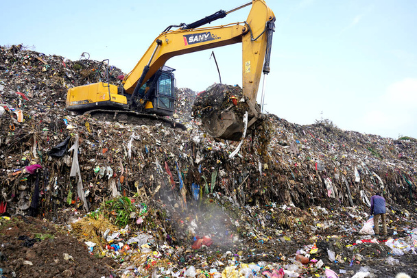  Góra śmieci, duży stos śmieci, kupa smrodu i toksyczne pozostałości. Te śmieci pochodzą z obszarów miejskich, przemysłowych..        - Zdjęcie, obraz