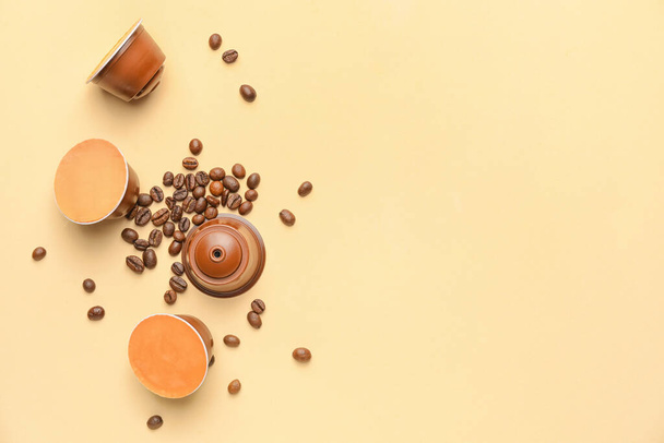 Kaffeekapseln mit Bohnen auf farbigem Hintergrund - Foto, Bild