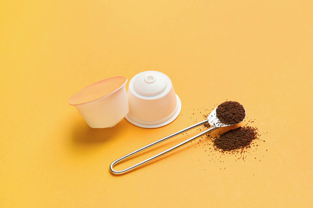 Koffie capsules met poeder op kleur achtergrond - Foto, afbeelding