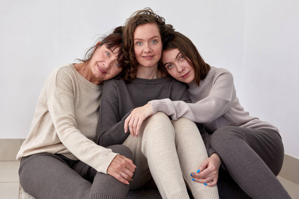 Multigenerační ženy v pohodlné ležérní oblečení bílé pozadí - Fotografie, Obrázek