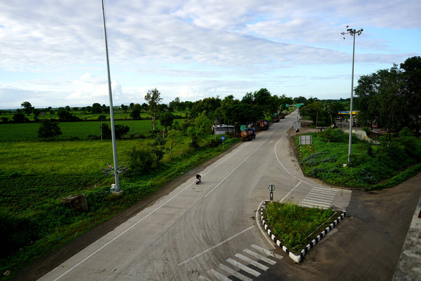 Segnaletica stradale sull'autostrada NH 6, India. - Foto, immagini
