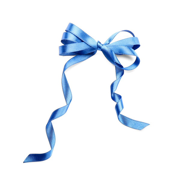 Hermosa cinta azul con lazo sobre fondo blanco - Foto, Imagen