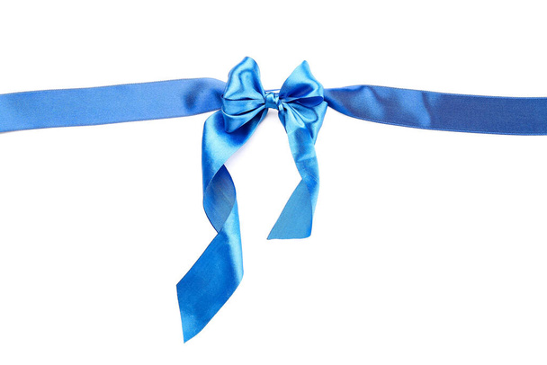 Beau ruban bleu avec noeud sur fond blanc - Photo, image