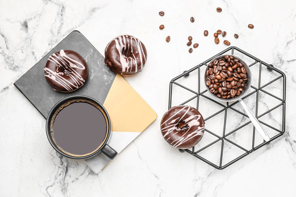 Композиція з чашкою кави та пончиками на мармуровому фоні
 - Фото, зображення