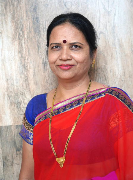 Portrait de femme indienne souriante et heureuse portant du sari. - Photo, image