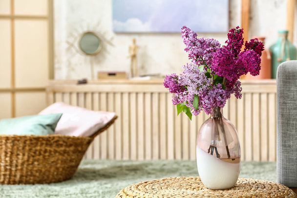 Vaso com flores lilás no quarto - Foto, Imagem