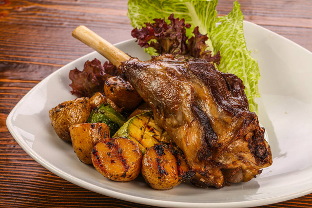 Baked lamb leg with vegetables and salad leaves - Foto, immagini