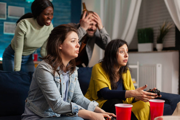 Багатоетнічні друзі сумні після програшу змагань з відеоігор
 - Фото, зображення