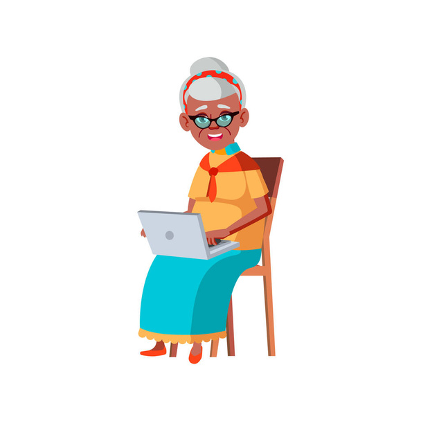 szczęśliwa starsza kobieta śmiejąca się ze śmiesznego klipu na wektorze kreskówki. szczęśliwa starsza kobieta śmiejąca się ze śmiesznego klipu na laptopie. izolowane płaski rysunek ilustracja - Wektor, obraz