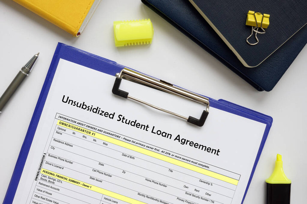 Concept financier signifiant Accord de prêt étudiant non subventionné avec inscription sur le formulaire bancaire - Photo, image