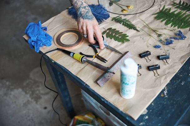 Молодой человек ручной работы гербарий в мастерской - Фото, изображение
