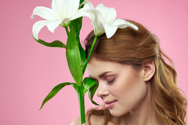Nainen paljain hartioin kukkakimppu charmia kosmetiikka ylellisyyttä - Valokuva, kuva