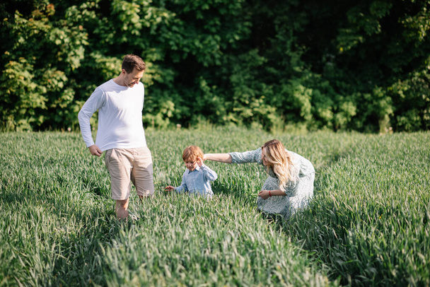 Happy married couple with one child have great free time outdoors - Foto, afbeelding