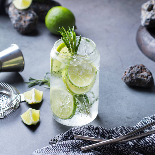 Cocktail de seltz dur avec accessoires citron vert, romarin et barmans - Photo, image