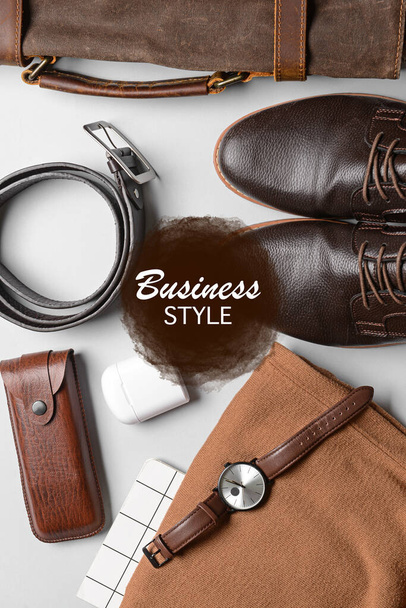 Stijlvolle accessoires van zakenman op lichte achtergrond - Foto, afbeelding