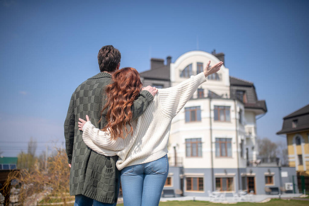Man and woman on background of new house - Foto, Bild