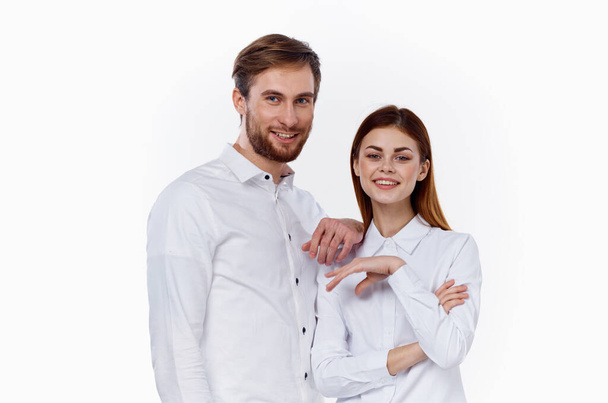man en vrouw in witte shirts staan naast elkaar glimlach communicatie familie - Foto, afbeelding
