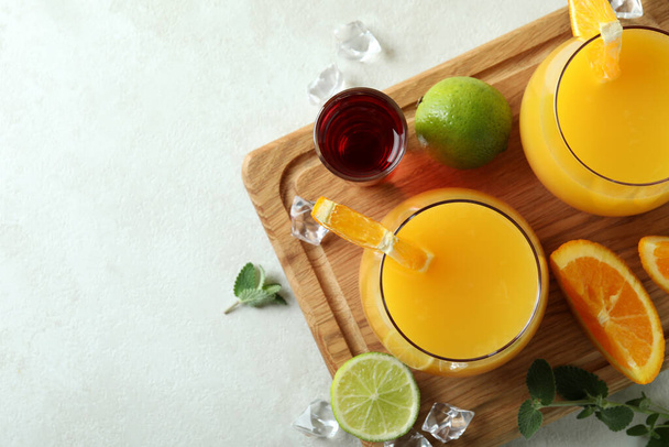 Plateau avec Tequila Sunrise cocktails sur table texturée blanche - Photo, image