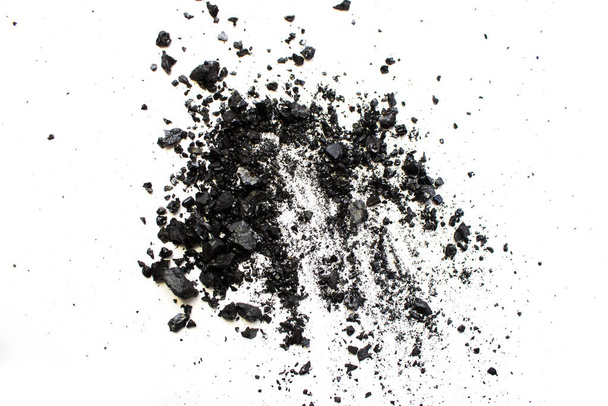 carbón aislado sobre fondo blanco  - Foto, imagen