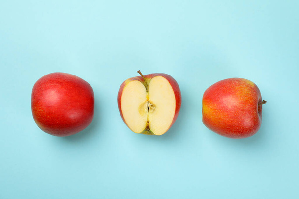 Ripe apples on blue background, top view - Foto, Imagen