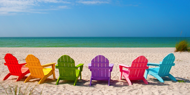 Adirondack καρέκλες παραλιών για καλοκαιρινές διακοπές στην άμμο κέλυφος  - Φωτογραφία, εικόνα