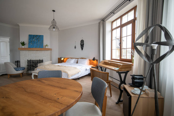 Bright spacious room with bed and fireplace - Fotografie, Obrázek