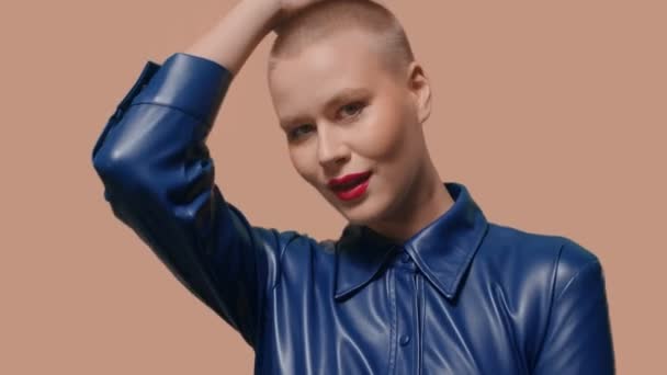 stoutmoedig Kaukasische jonge vrouw model studio video portret - Video