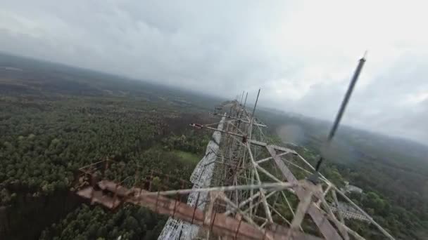 FPV drone view van over horizon duga radar systeem in de regen. De uitsluitingszone van Tsjernobyl - Video